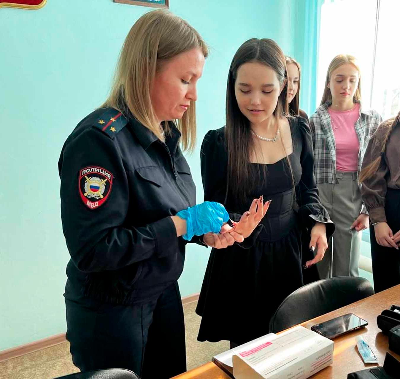 Школьники из села Большая Глушица Самарской области узнали о работе полиции